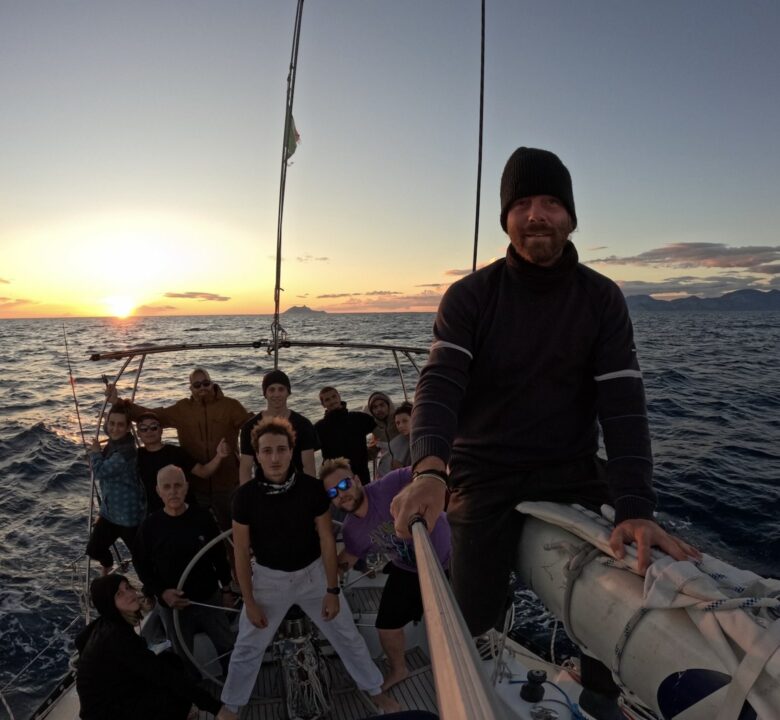 Giovani a bordo della barca a vela Bamboo durante il progetto Cambio di Rotta all’Isola d’Elba