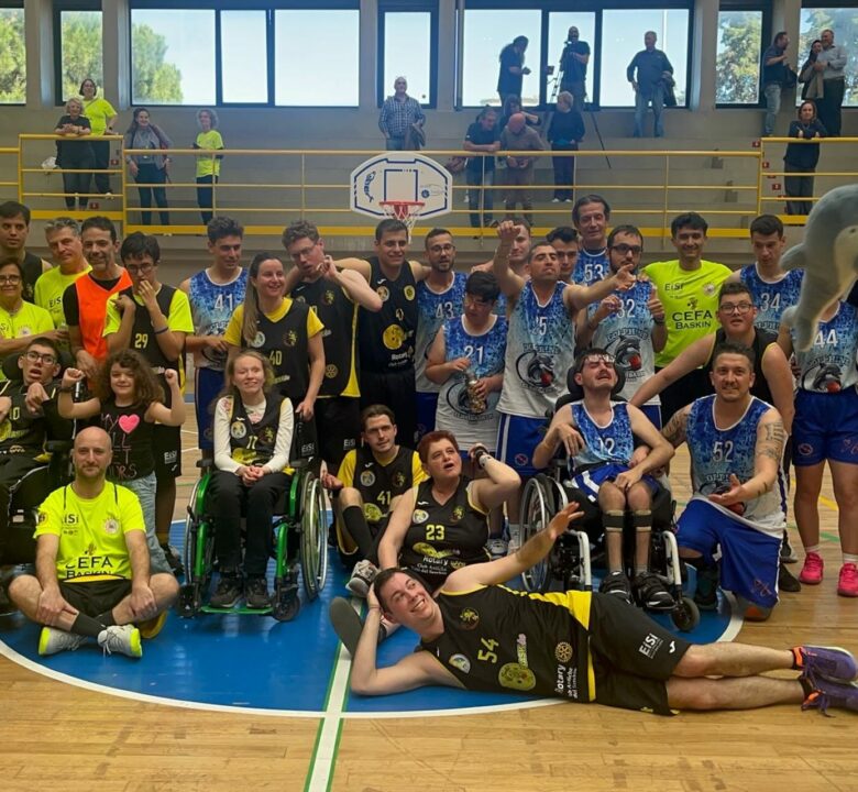 Atleti e partecipanti del Dolphins Elba Baskin e CEFA Castelnuovo Garfagnana al Palazzetto di Portoferraio