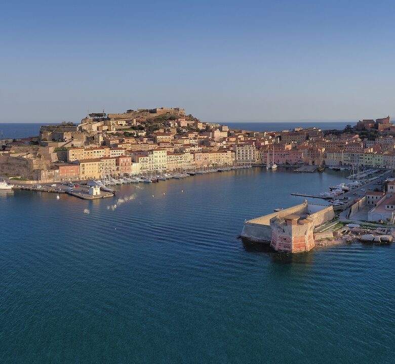 Veduta aerea della Darsena Medicea e del centro storico di Portoferraio all’Isola d’Elba