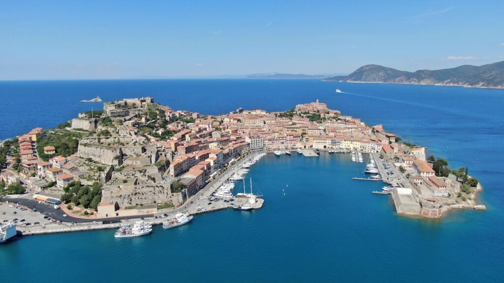 Panorama aereo di Portoferraio con la Darsena Medicea, le fortezze e il centro storico