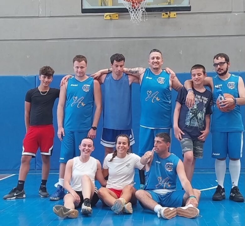 Gruppo di atleti dei Dolphins Baskin Elba al palazzetto dello sport di Portoferraio
