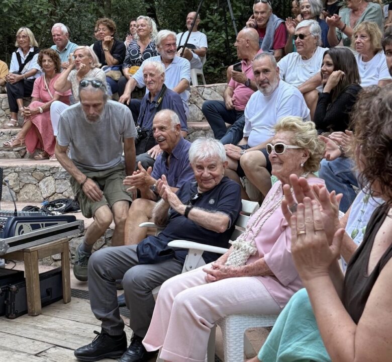 Don Antonio Mazzi alla Mammoletta con il pubblico durante un incontro all’Isola d’Elba