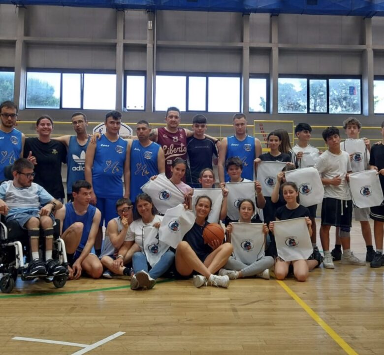 Dolphins Elba Basket e studenti della scuola media di Rio Marina al termine dell’incontro di Baskin